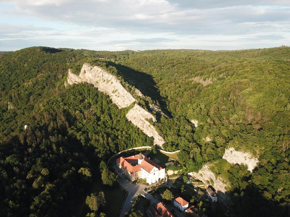 Hotel Obecná Škola Svatý Jan pod Skalou Exterior foto